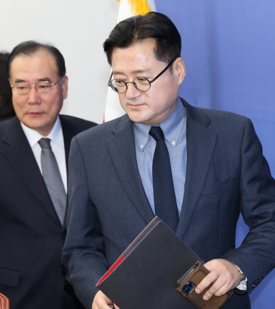 홍익표 더불어민주당 원내대표가 26일 국회에서 열린 원내대책회의에 입장하고 있다. 연합뉴스.